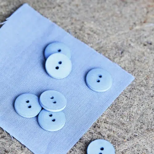 Ein Bild der nachhaltigen Knöpfe von Mind the Maker, hergestellt aus gepressten Baumwollfasern, ideal für umweltbewusste Projekte Farbe Faded Blue