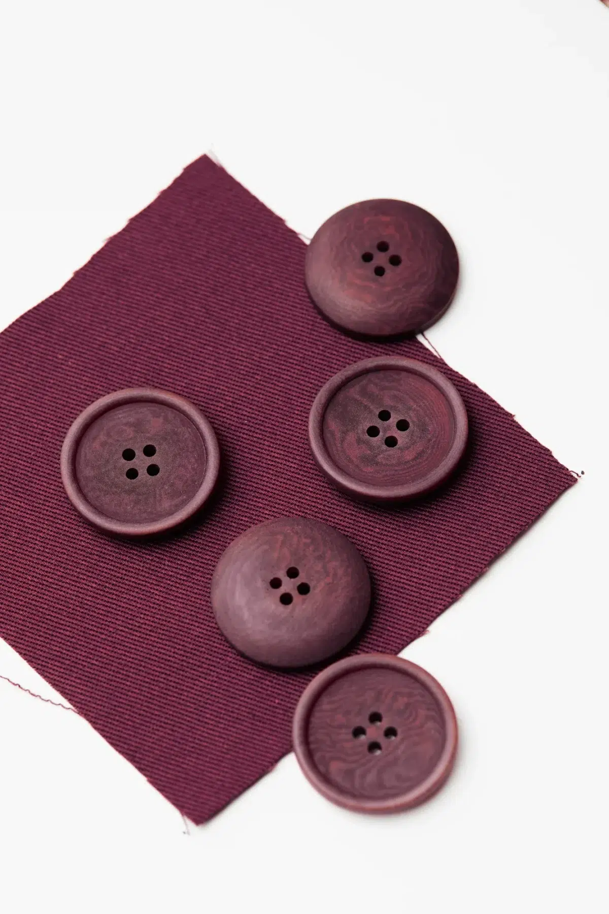 Nachhaltige Blaze Corozo Knöpfe aus Corozonuss, umweltfreundlich und biologisch abbaubar, von Mind the Maker 15 mm 4 Loch Fuchsia