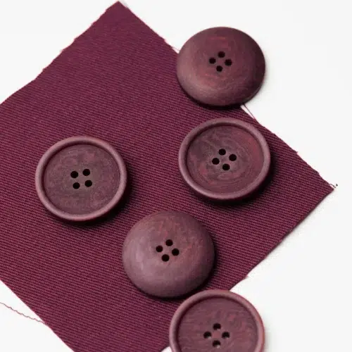 Nachhaltige Blaze Corozo Knöpfe aus Corozonuss, umweltfreundlich und biologisch abbaubar, von Mind the Maker 15 mm 4 Loch Fuchsia
