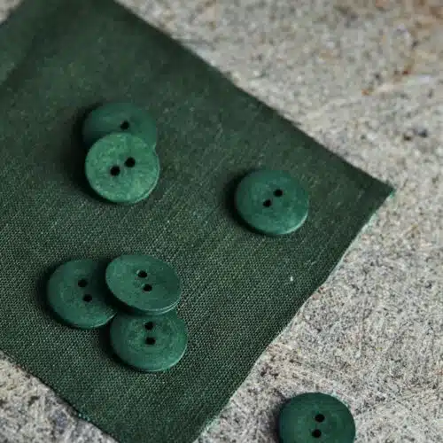 Ein Bild der nachhaltigen Knöpfe von Mind the Maker, hergestellt aus gepressten Baumwollfasern, ideal für umweltbewusste Projekte Farbe Green khaki