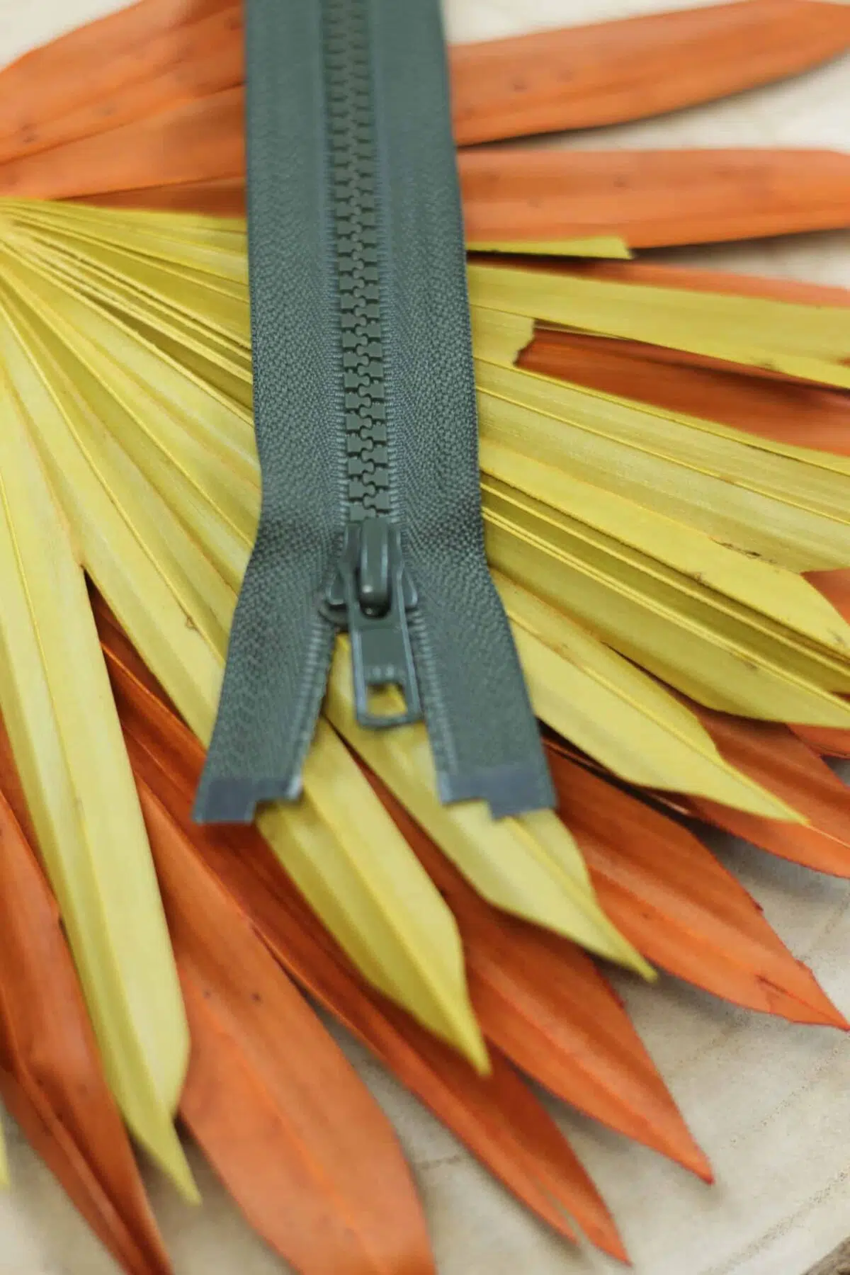 YKK: Reißverschluss teilbar "Farbe Khaki 567" 25-80cm