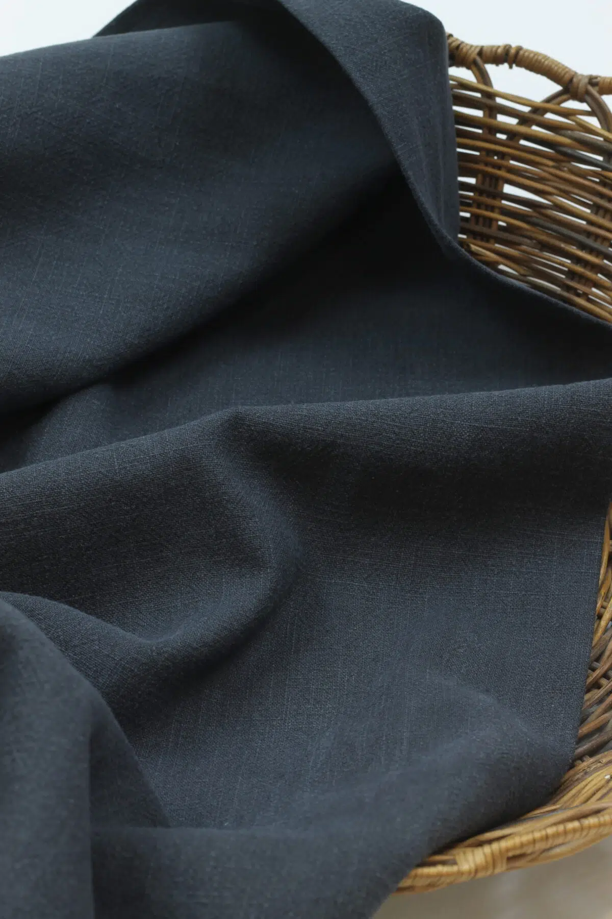 Stonewashed Leinenstoff als Meterware in Hellgrau - weich, vorgewaschen, naturbelassen Detailaufnahme von Navy