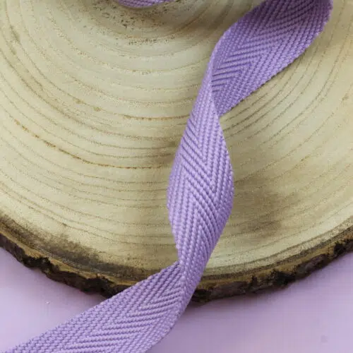 Gurtband 3cm breit: Lila mit gewebtem Zickzack