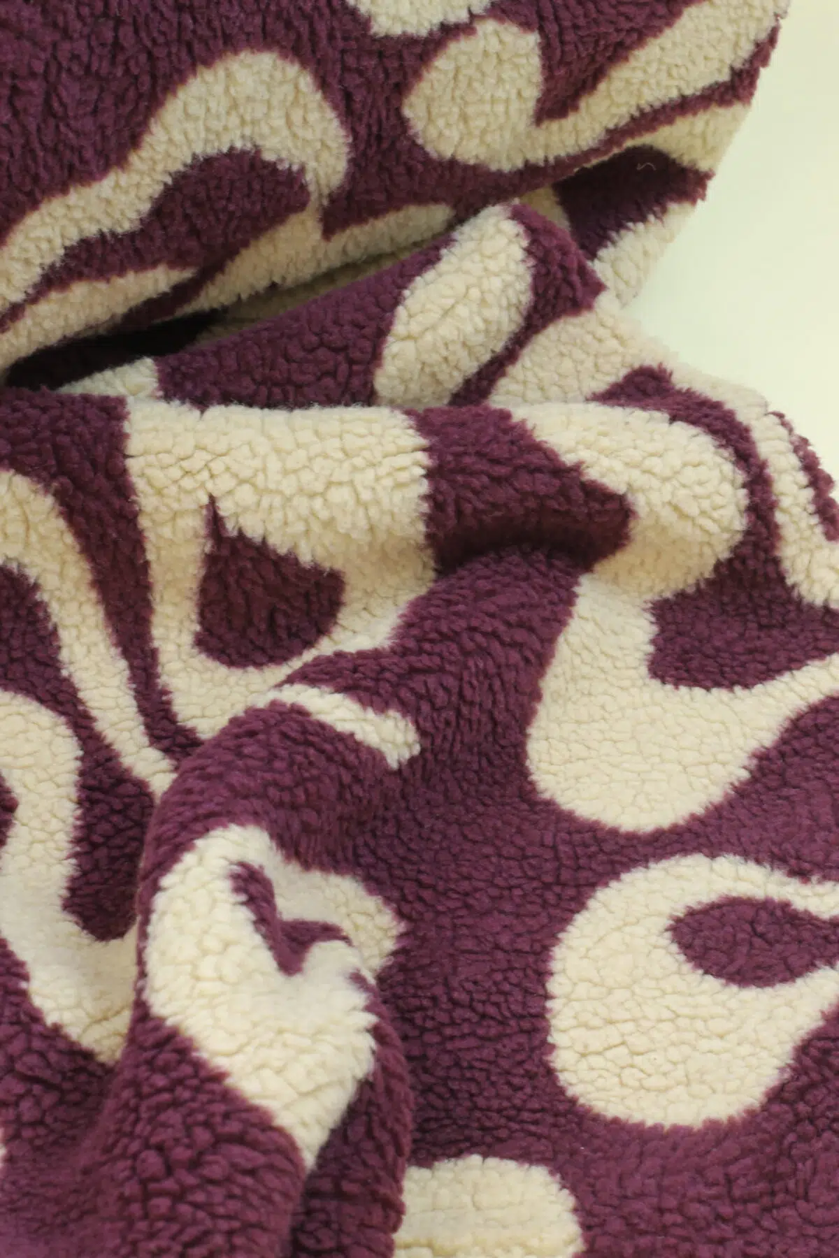Kuscheliger Teddy Stoff, perfekt für Kleidung & DIY-Projekte "Plum/Ecru"