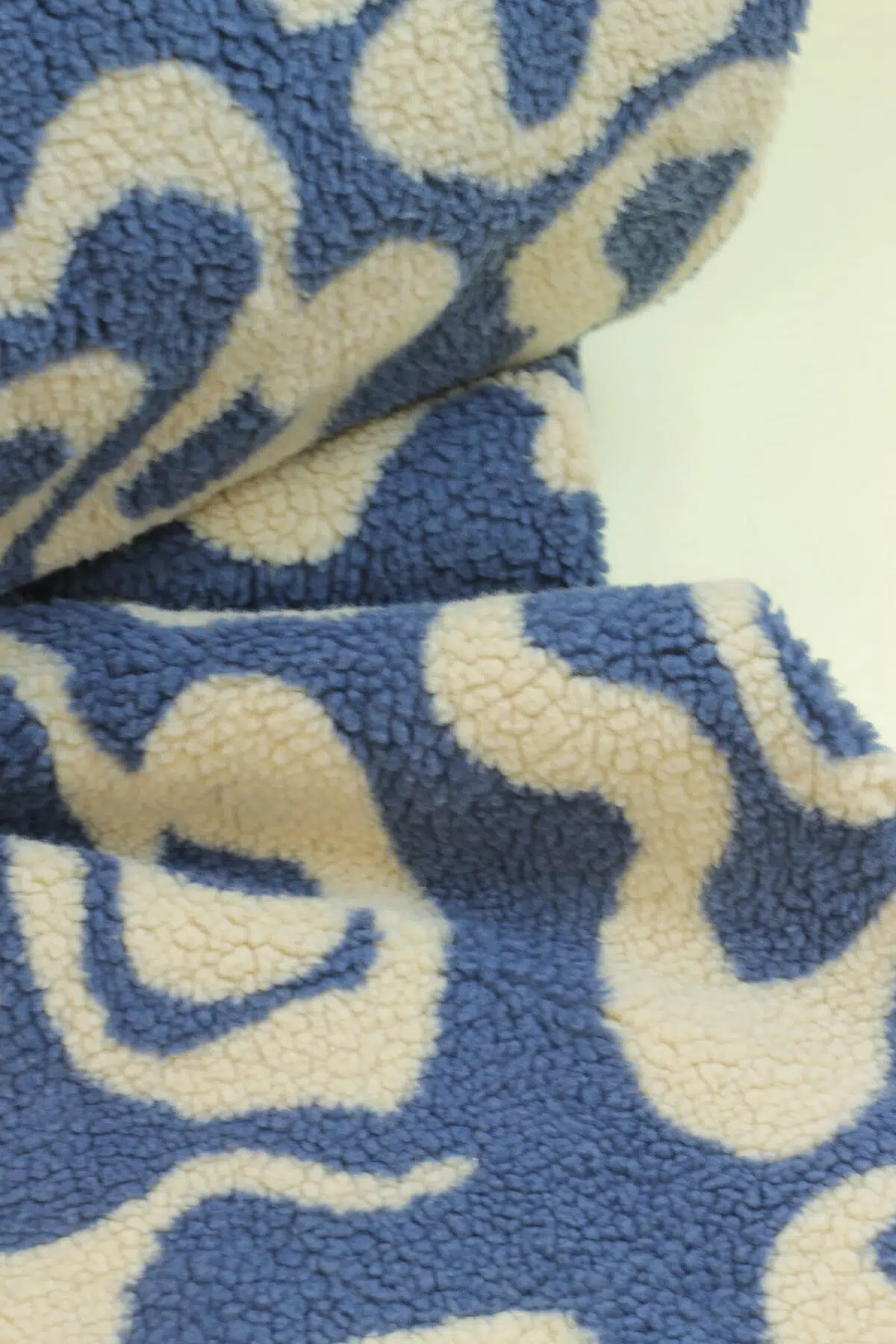 Kuscheliger Teddy Stoff, perfekt für Kleidung & DIY-Projekte „Jeansblau/Ecru“