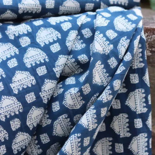 Leichter Indian Blockprint Stoff Voile 100 % Baumwolle handgedrucktem Muster – 145 cm breit, perfekt Bekleidung Blusen Kleider Boho Tücher schal kreative DIY-Projekte Bochum Stoffgeschäft Meter Blue/White