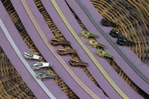 Endlos Reißverschluss metallisiert Blasslila, 1m mit 4 Zippern
