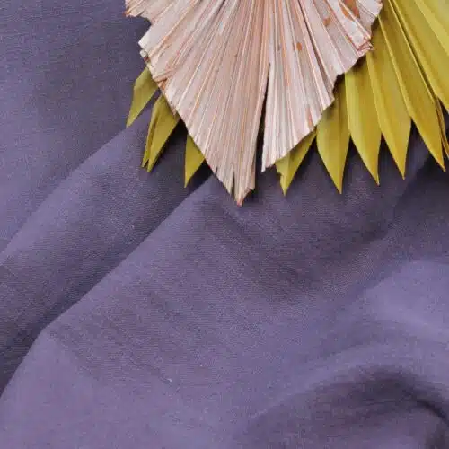 Stonewashed Leinenstoff als Meterware in Hellgrau - weich, vorgewaschen, naturbelassen Detailaufnahme von mauve