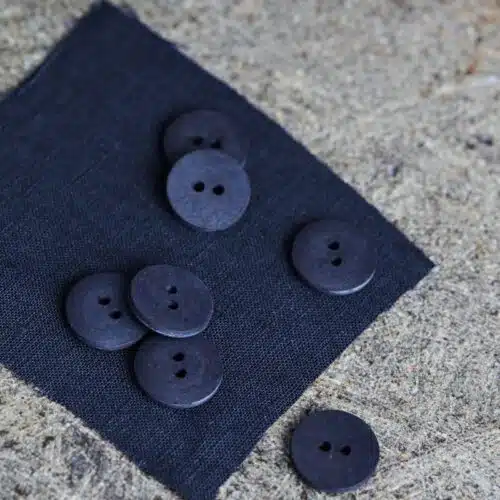 Ein Bild der nachhaltigen Knöpfe von Mind the Maker, hergestellt aus gepressten Baumwollfasern, ideal für umweltbewusste Projekte Farbe Indigo