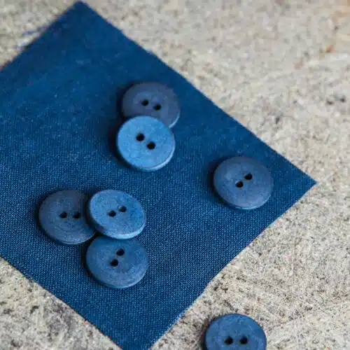 Ein Bild der nachhaltigen Knöpfe von Mind the Maker, hergestellt aus gepressten Baumwollfasern, ideal für umweltbewusste Projekte Farbe Ocean