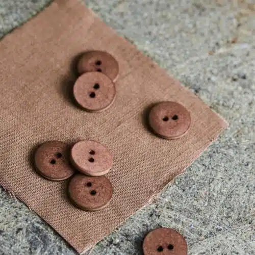 Ein Bild der nachhaltigen Knöpfe von Mind the Maker, hergestellt aus gepressten Baumwollfasern, ideal für umweltbewusste Projekte Farbe Old rose