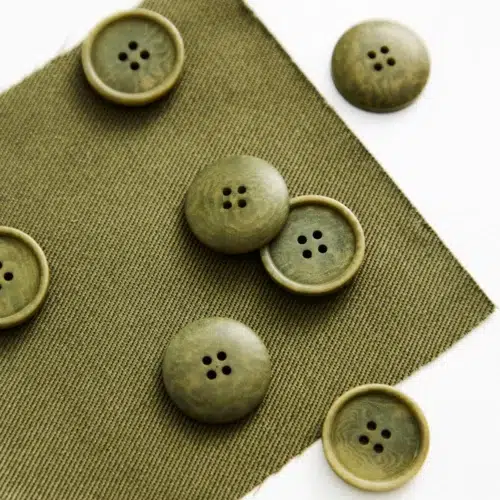 Nachhaltige Blaze Corozo Knöpfe aus Corozonuss, umweltfreundlich und biologisch abbaubar, von Mind the Maker 15 mm 4 Loch Olive Green