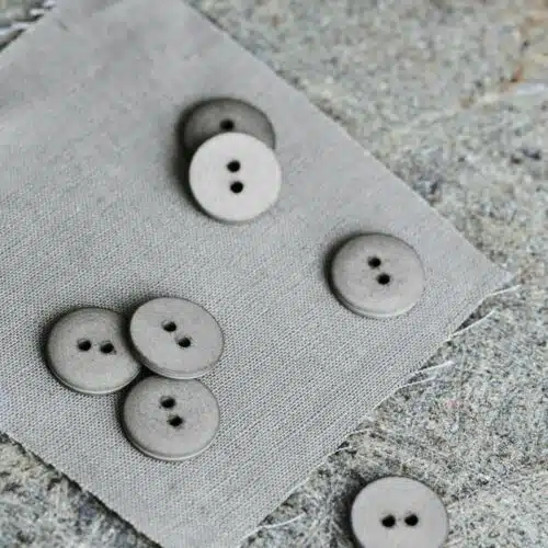 Ein Bild der nachhaltigen Knöpfe von Mind the Maker, hergestellt aus gepressten Baumwollfasern, ideal für umweltbewusste Projekte Farbe Stone