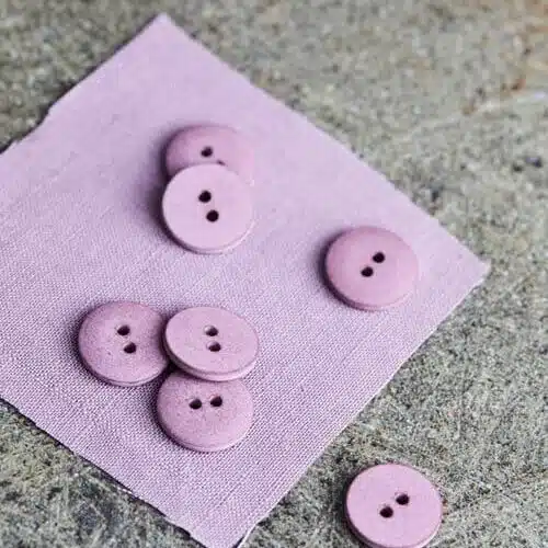 Ein Bild der nachhaltigen Knöpfe von Mind the Maker, hergestellt aus gepressten Baumwollfasern, ideal für umweltbewusste Projekte Farbe Lilac