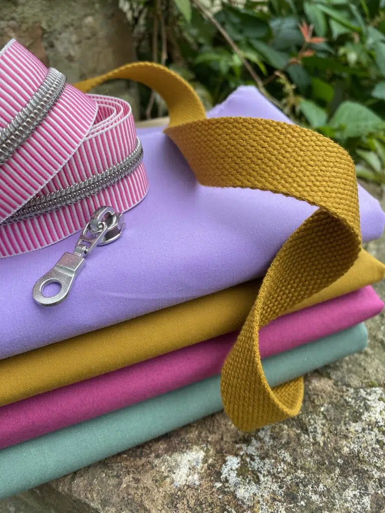 Stoffstapel Dry Oilskin Lilac Cumin, Storm Berry Gurtband Reißverschluss Zipper Zoo Elsbeth und ich